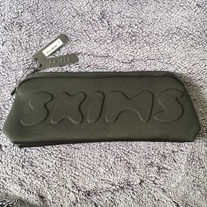 SKIMS NEOPRENE POUCH NWT BLACK